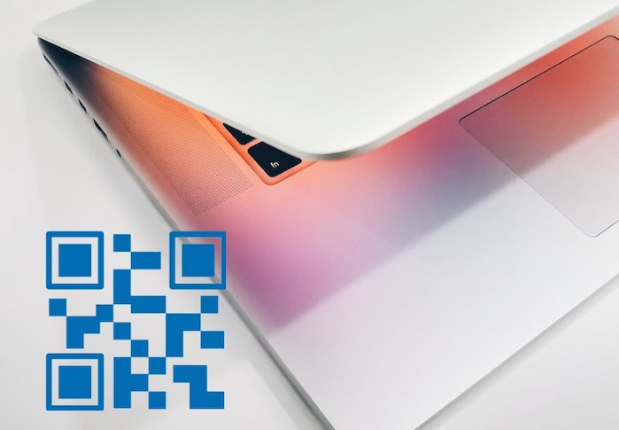 Inventarnummer als QR-Code Etikette auf Laptop