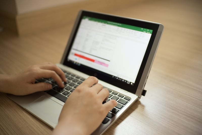 Anwender nutzt IT Inventarisierung Excel Tabelle auf Laptop