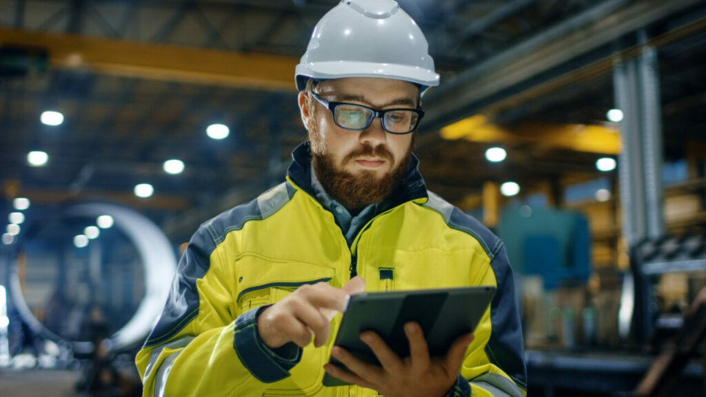 IoT Tracker wird von Arbeiter mit Tablet verwendet