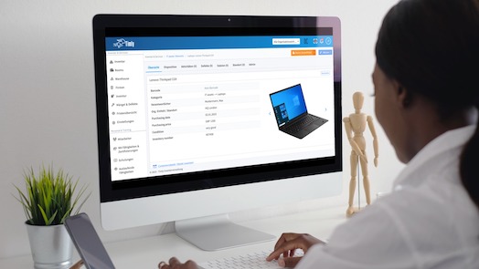 Une employée utilise le logiciel de santé au travail Timly sur ordinateur