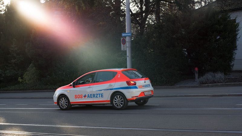 Une voiture de chez SOS Aerzte en action