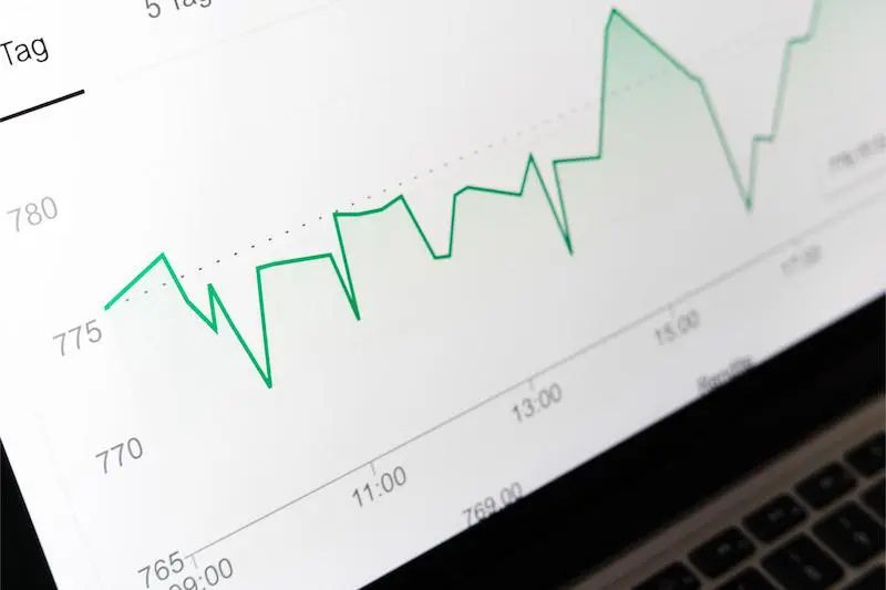 Gráfica de datos mostrando la importancia de controlar el stock de manera eficiente.