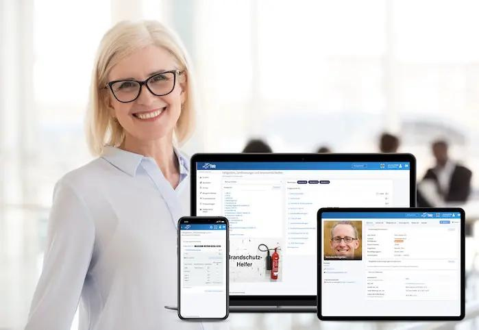 Una mujer sonriente está frente a tres dispositivos (smartphone, tablet y laptop) que muestran la interfaz de un software de archivo personal digital. Destaca la gestión por competencias en todos los dispositivos.