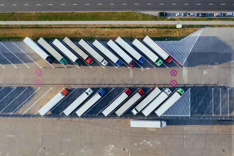 La organización eficiente de vehículos de carga refleja las ventajas de un sistema de gestión de inventarios para optimizar el almacenamiento y la distribución de productos.