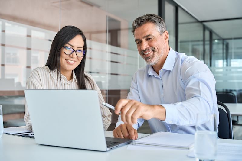 Deux employés consultent leur logiciel de planification du parc automobile sur ordinateur