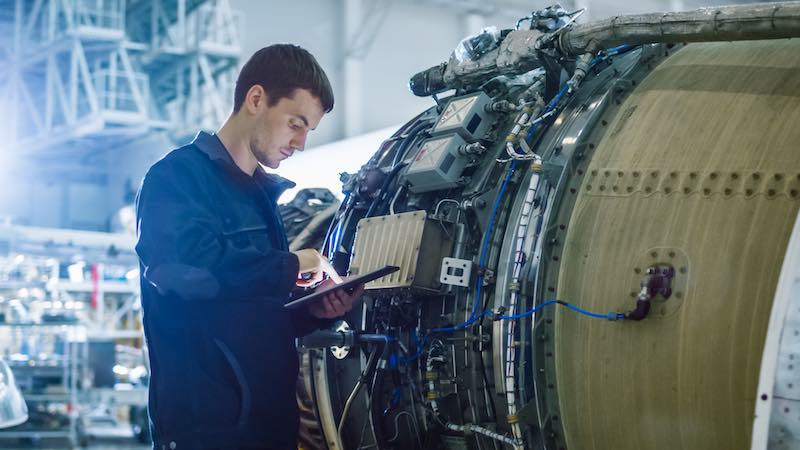 Un employé consulte son plan d'inspection des installations électriques numérique sur sa tablette