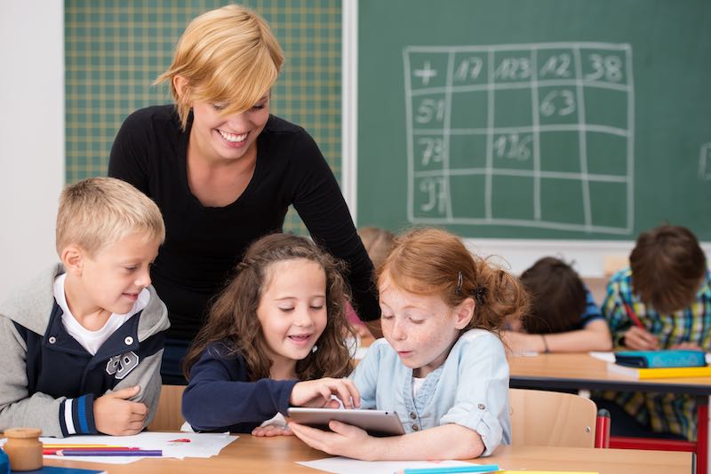 Une classe utilise le logiciel de gestion d'établissement scolaire Timly sur tablette