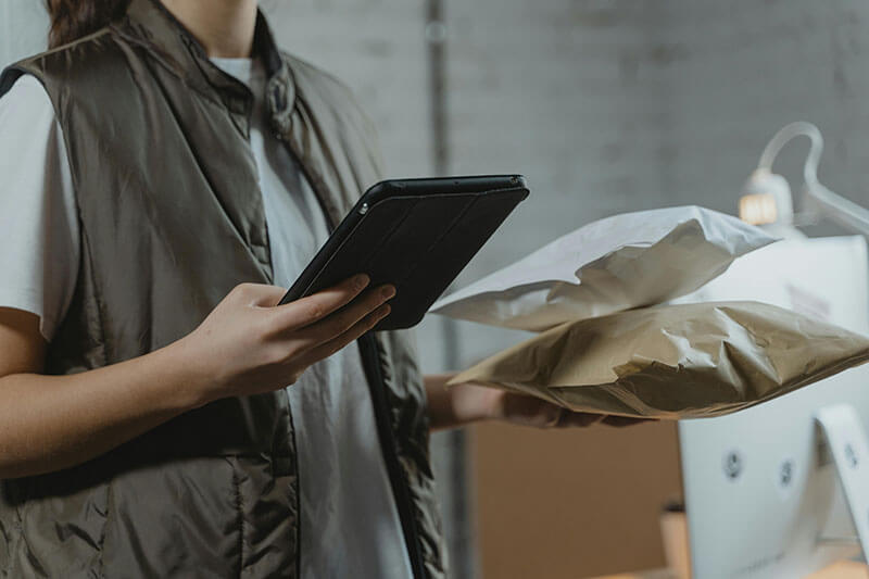 un-employé-utilise-sa-tablette-pour-faire-un-inventaire-numérique