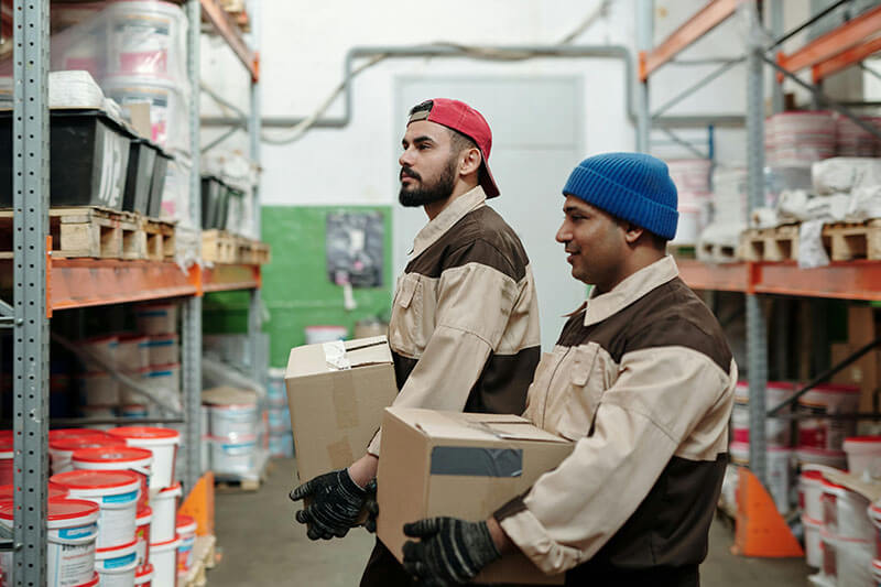 chicos-portando-cajas-producción-eficacia