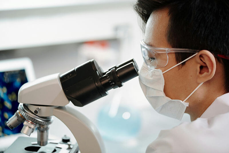 equipo médico-microscopio-hospital