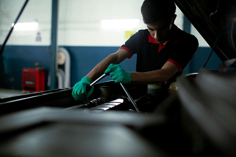 hombre trabajando en el mantenimiento preventivo de la flota