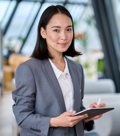 Firma digital en la oficina Mujer de negocios utilizando una tablet y un lápiz electrónico para firmar digitalmente en un entorno de oficina.