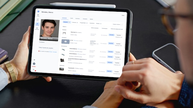 Vista de varias pantallas superpuestas de un software de gestión de herramientas