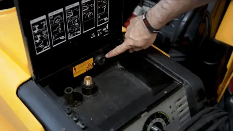 El técnico señala el GPS rastreador instalado en el equipo para identificarlo y seguir su ubicación con Timly.