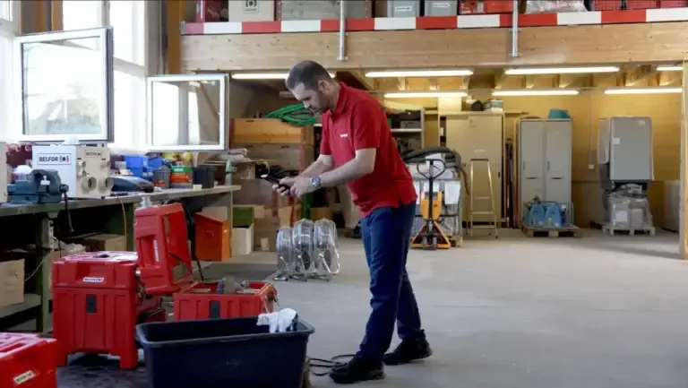 Técnico de BELFOR escanea el código de barras de un equipo para registrar y gestionar el activo con Timly.