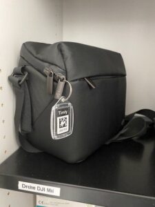 Bolso de cámara con etiqueta QR para gestión digital de inventario.