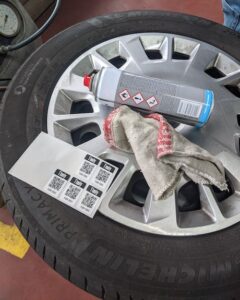 Etiquetas QR Timly sobre una rueda y herramientas en el taller Euromaster.