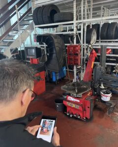 Empleado de Euromaster registra maquinaria de taller mediante código QR y aplicación móvil.