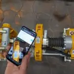 Persona escanea un código QR en una herramienta de Willke usando el móvil y Timly.﻿