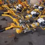 Vista de varias herramientas y equipos de maquinaria amarilla de Willke en un taller.﻿