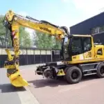 Excavadora amarilla de la empresa Willke, lista para operar en una zona industrial.﻿