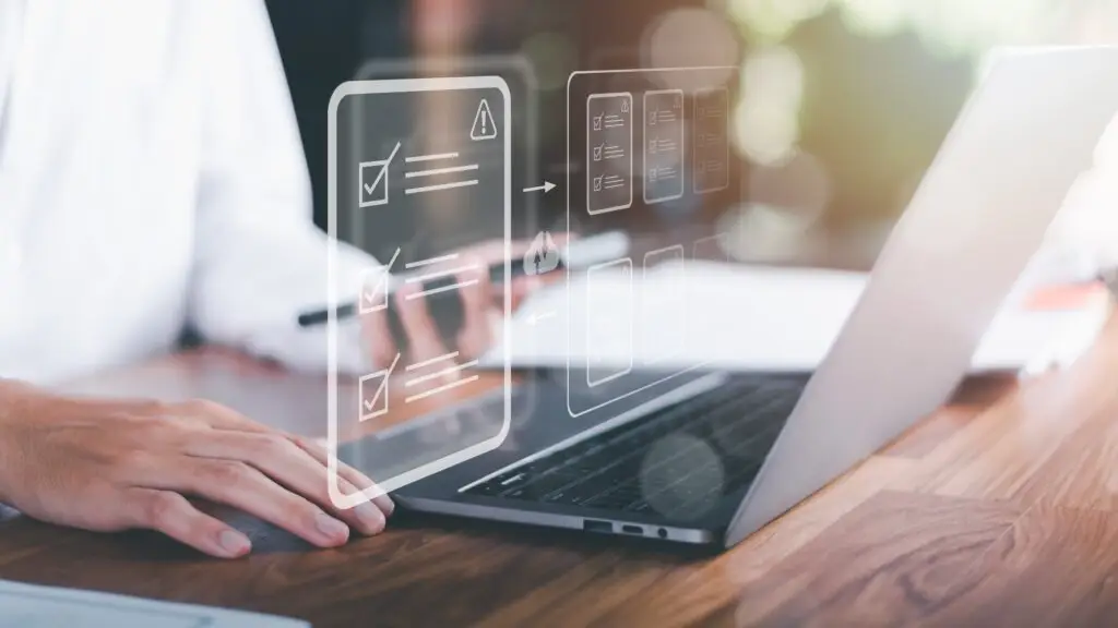 Gestión digital de competencias laborales con lista de verificación en ordenador portátil.﻿