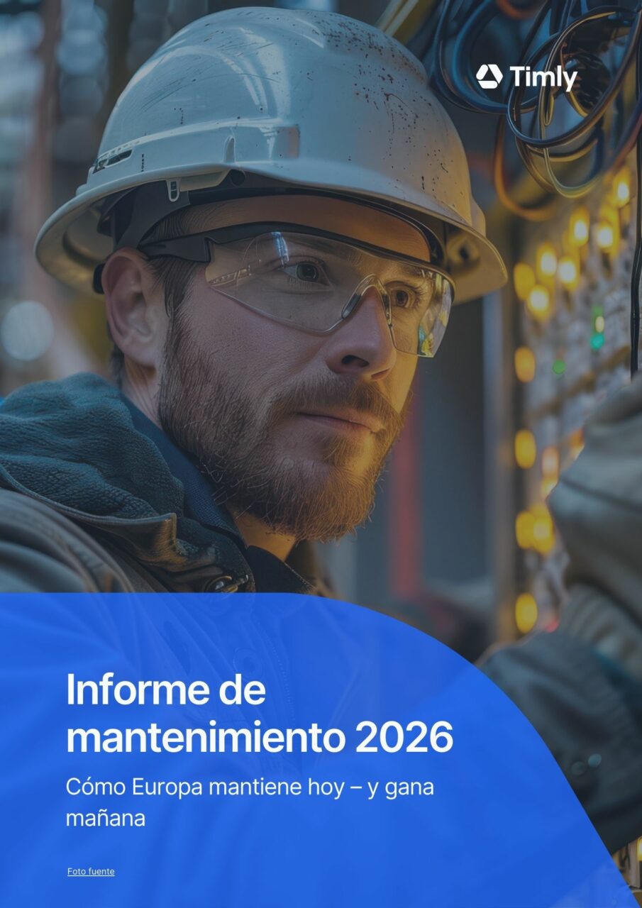 Trabajador de mantenimiento con casco y gafas de seguridad inspeccionando un panel eléctrico iluminado.