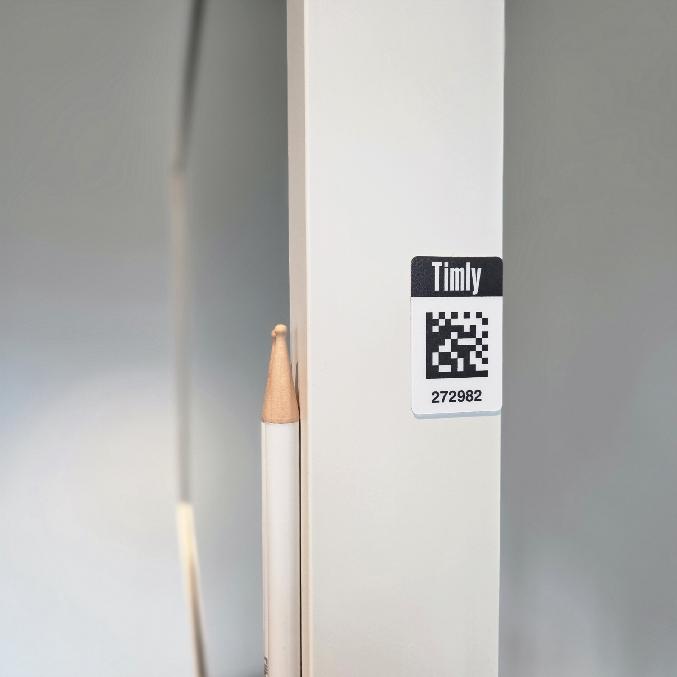 Etiqueta QR de Timly grande colocada en un pilar blanco en una oficina.