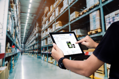 Lagerverwaltungssoftware wird in Warenhaus auf Tablet eingesetzt