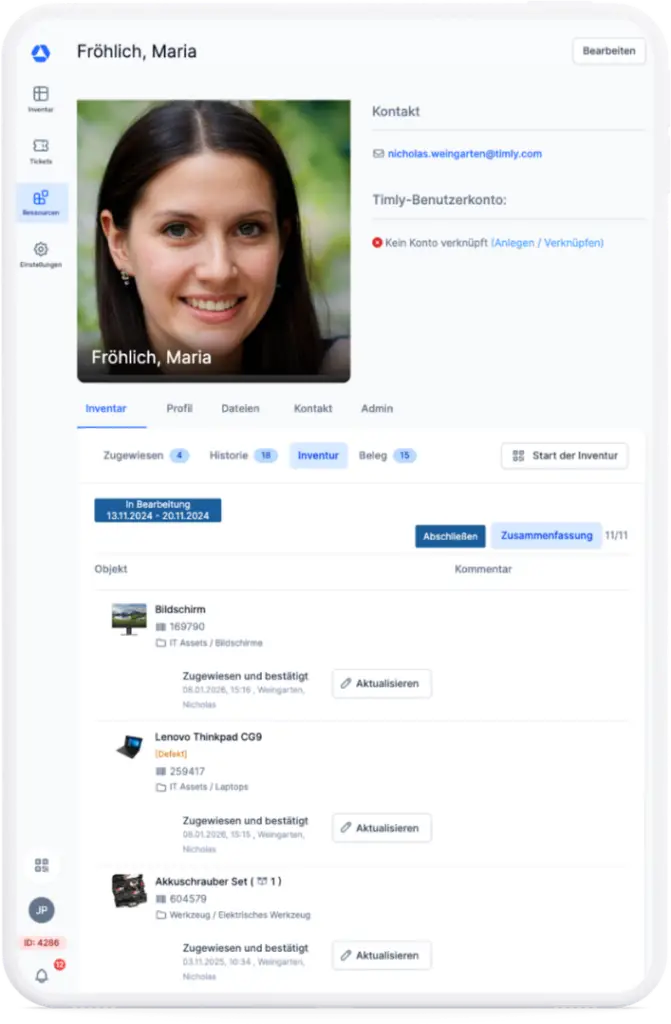 Tablet zeigt Inventur App mit Statusübersicht von Mitarbeiterin