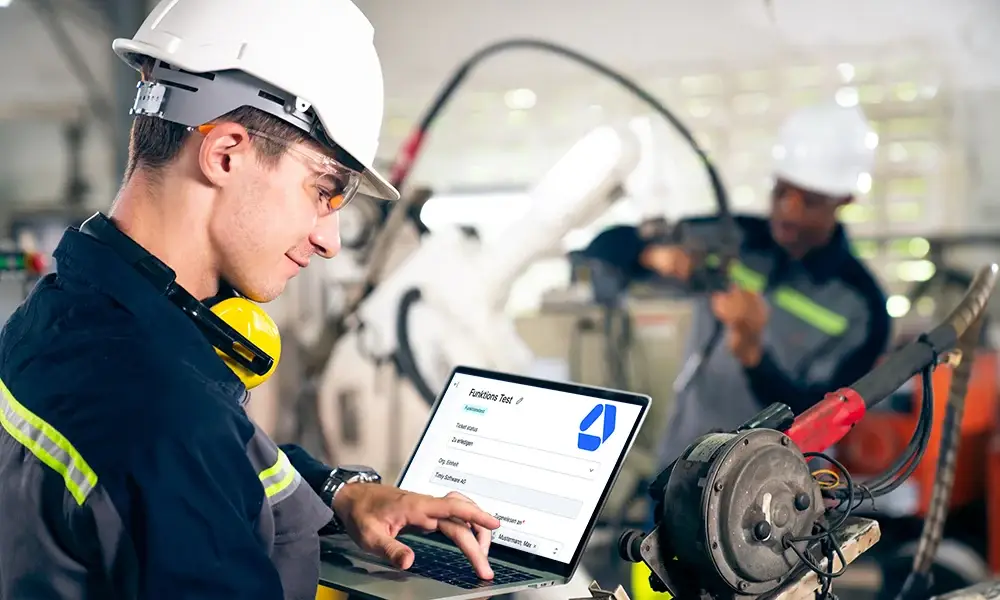 L’image montre un employé qui fonctionnalité de maintenance intégrée au logiciel de gestion d'inventaire Timly