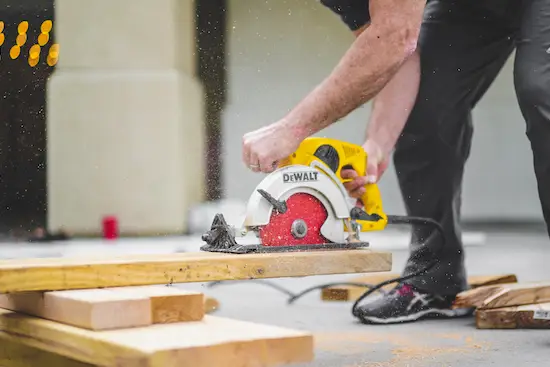 Cette image représente le logiciel de gestion des actifs de Timly, utilisé par un employé sur un chantier pour gérer le parc matériel