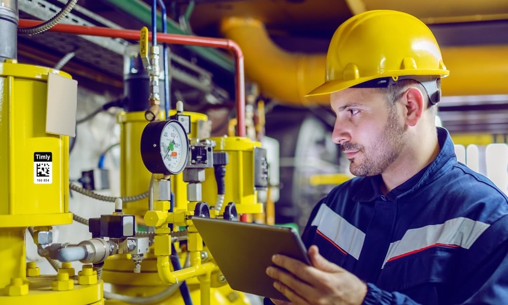 Un employé utilise les étiquettes d'accès direct du logiciel de gestion de parc Timly