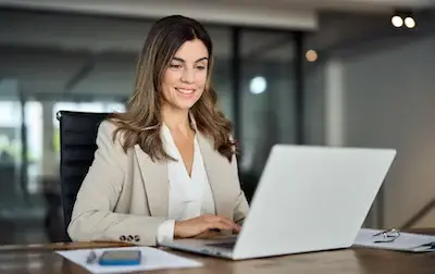 L'image montre une employée qui utilise le logiciel de gestion des actifs Timly sur ordinateur