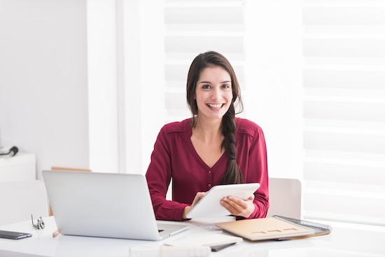 L’image montre une employée qui utilise le logiciel de gestion d’inventaire Timly sur une tablette