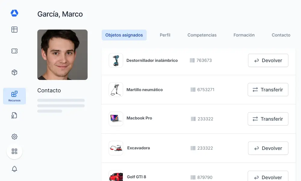 Interfaz de gestión de herramientas de Timly con lista de taladros, martillos, portátiles y vehículos asignados a un empleado y opciones de devolución o transferencia.