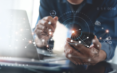Profesional utilizando programa para hacer inventario desde portátil y móvil con digitalización de datos en la nube.