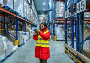 operaria realizando control de inventario con escáner en un almacén