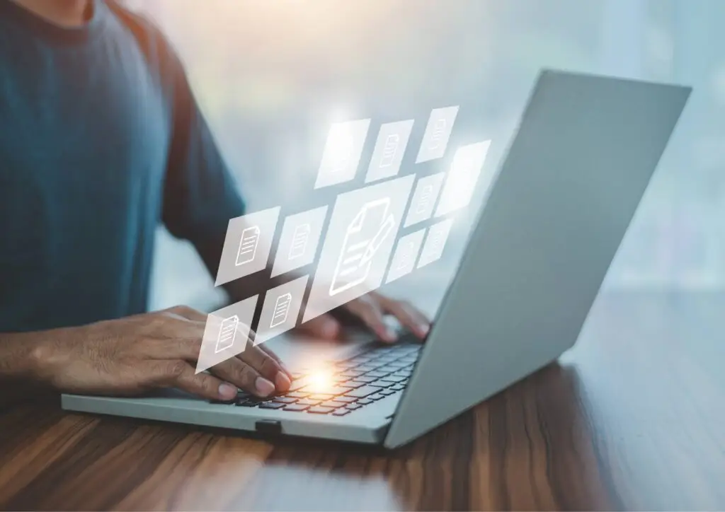 Lizenzmanagement online organisieren, Dokumente werden am Laptop sortiert