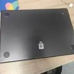 MacBook de padoa équipé d'une étiquette à QR code Timly, pour faciliter l'attribution, la gestion et le suivi du matériel IT dès l'onboarding