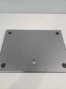 MacBook de padoa equipado con un código QR de Timly para una asignación rápida a los empleados durante el onboarding