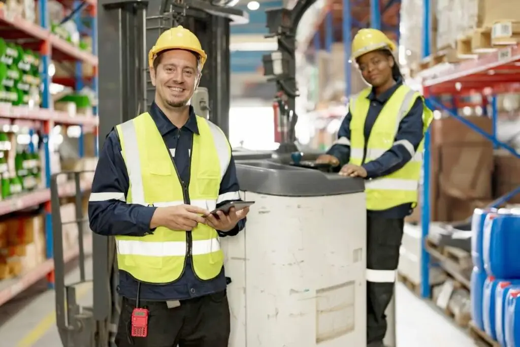 Deux employés travaillant dans un entrepôt pour illustrer un article guide sur les méthodes de gestion des stocks.