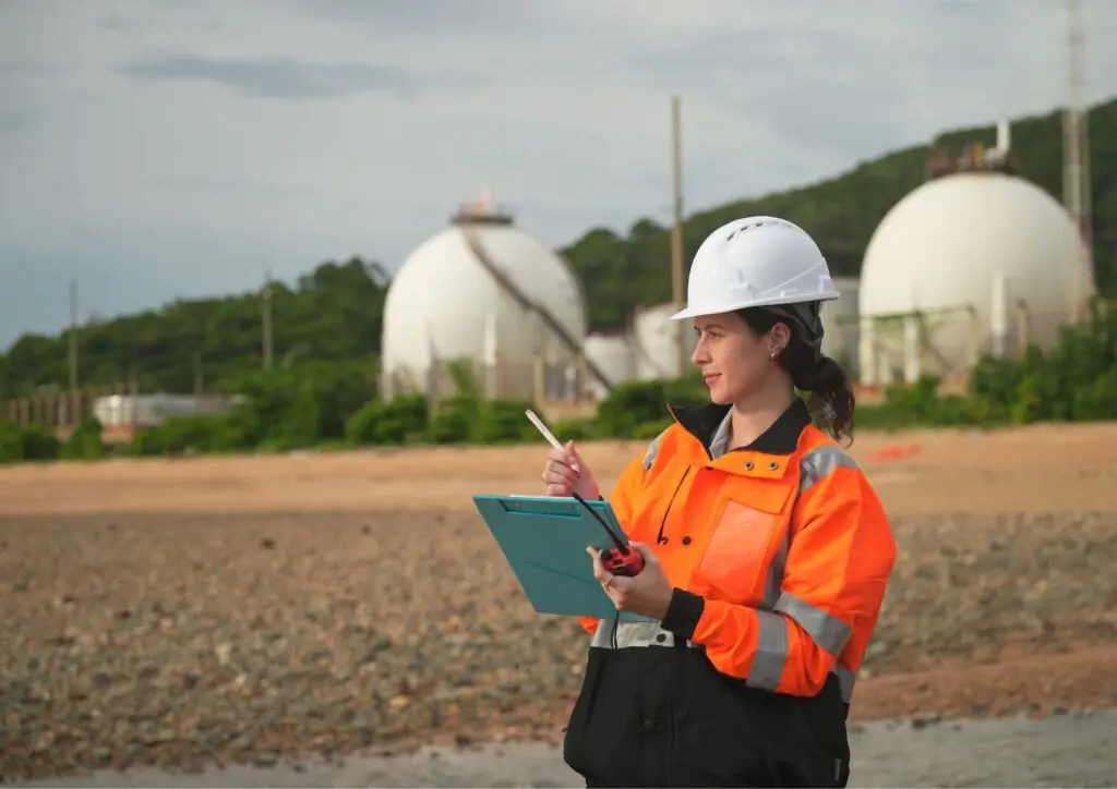 técnico de mantenimiento revisando un procedimiento en tablet durante una inspección de equipos industriales