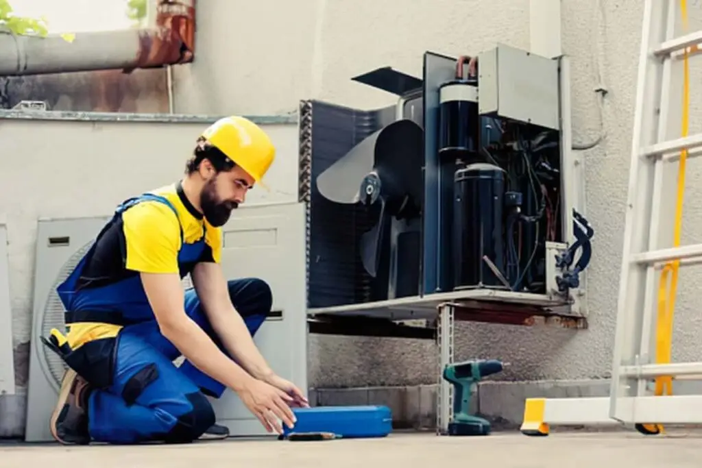 L'image montre un employé en extérieur en train de réparer une installation pour illustrer un article guide sur le MTTR (temps moyen de réparation).