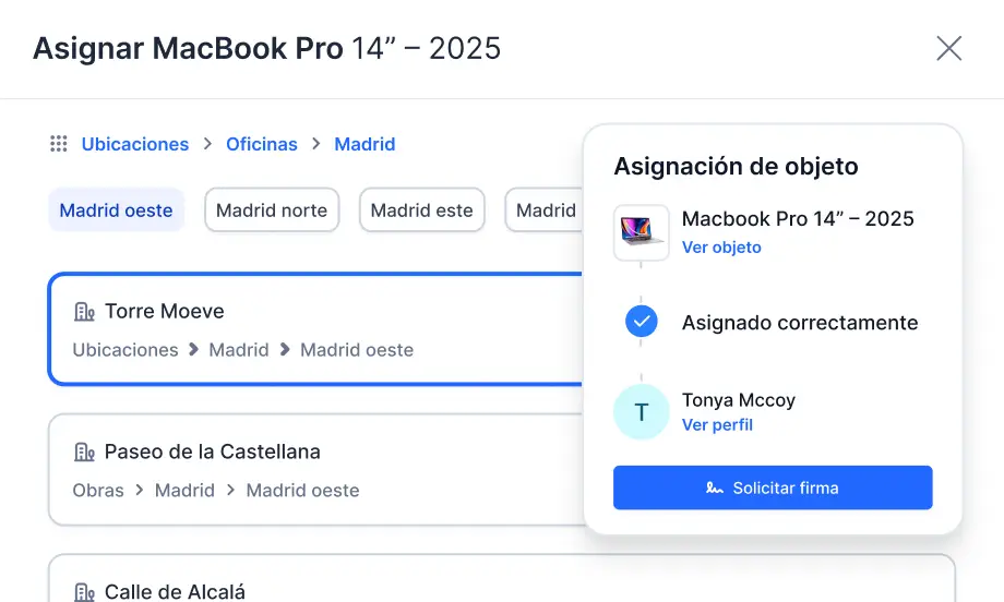Pantalla de Timly que muestra la asignación de un MacBook Pro 14” 2025 a la ubicación “Torre Moeve” en Madrid oeste, con confirmación de asignación correcta al usuario Tonya Mccoy y botón para solicitar firma.