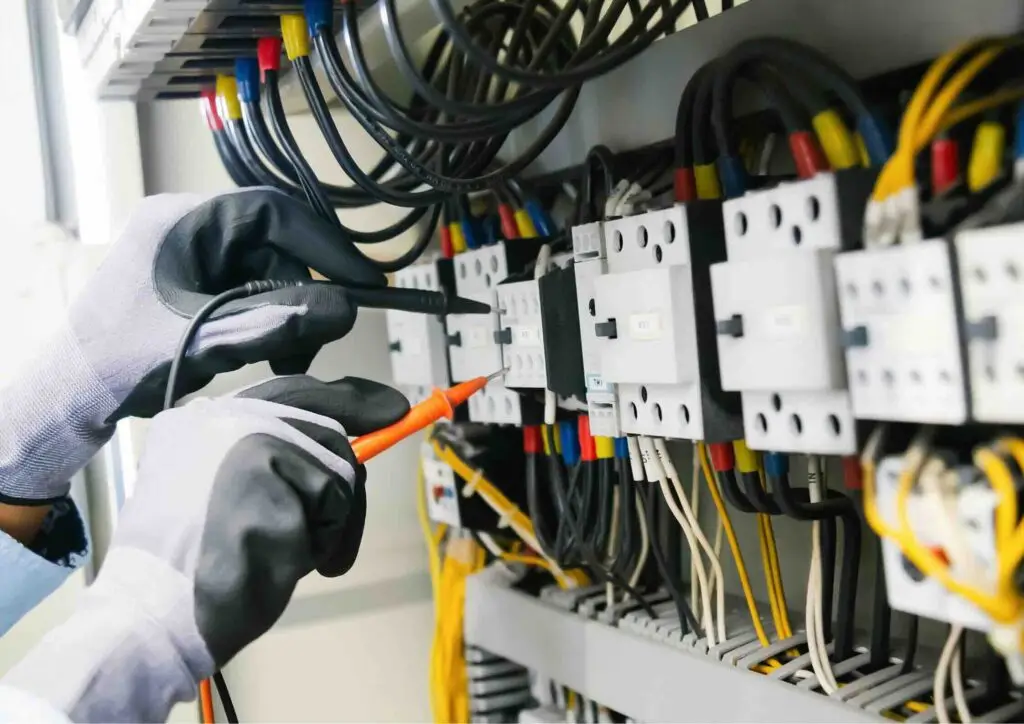 Tout ce qu’il faut savoir sur les risques électriques au travail : présentation, cadre réglementaire, NF C 18-510, obligations de l’employeur et plus encore.