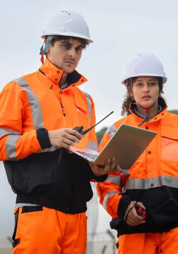 Des employés utilisent le système de ticketing de Timly sur ordinateur depuis un chantier