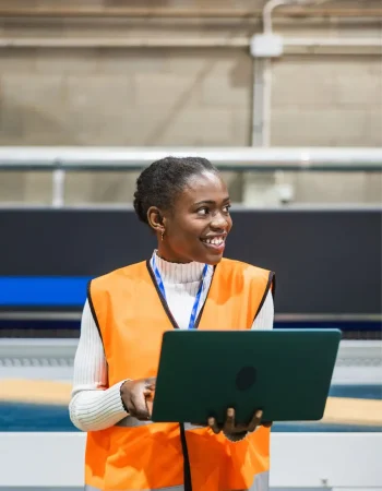 Une employée souriante utilise le système de ticketing de Timly sur ordinateur